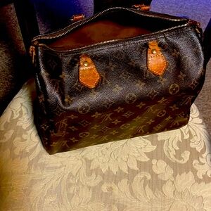 Used very worn lv bag..AS IS..strap is off on one side..I have broken strap